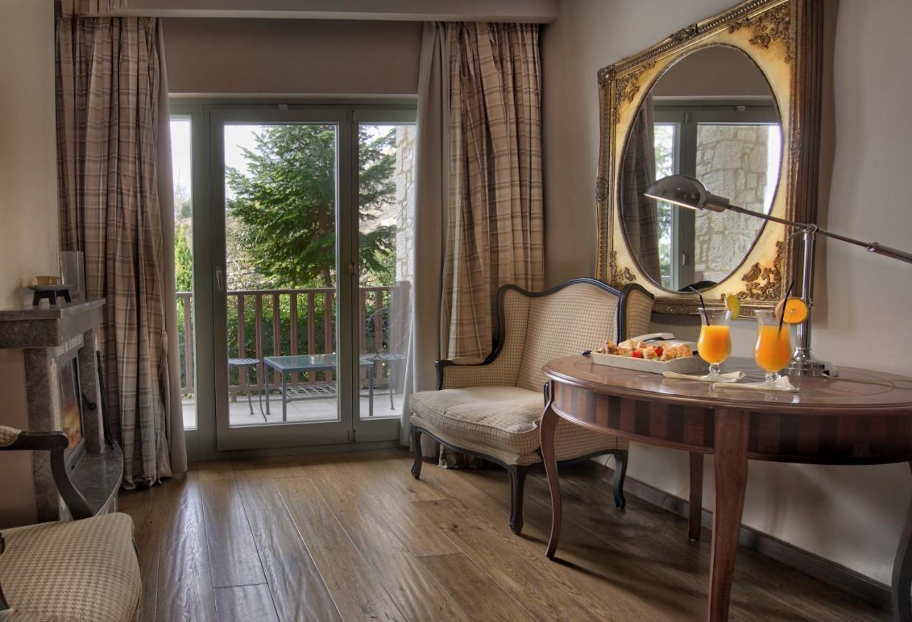 Aegli Arachova Hotel ภายนอก รูปภาพ